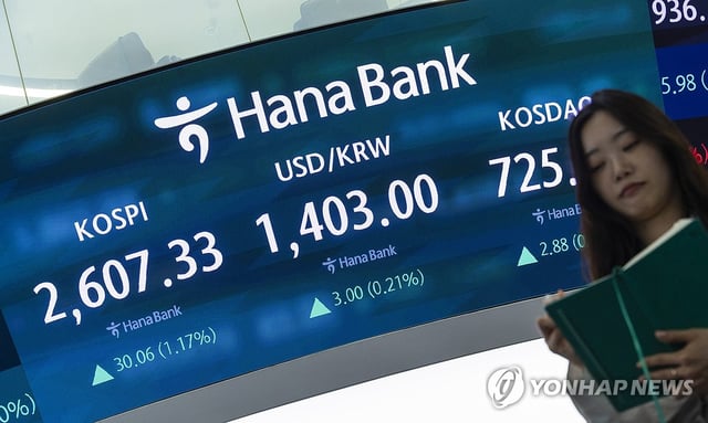 A dealing room at Hana Bank in central Seoul on May 12, 2025. (Yonhap)