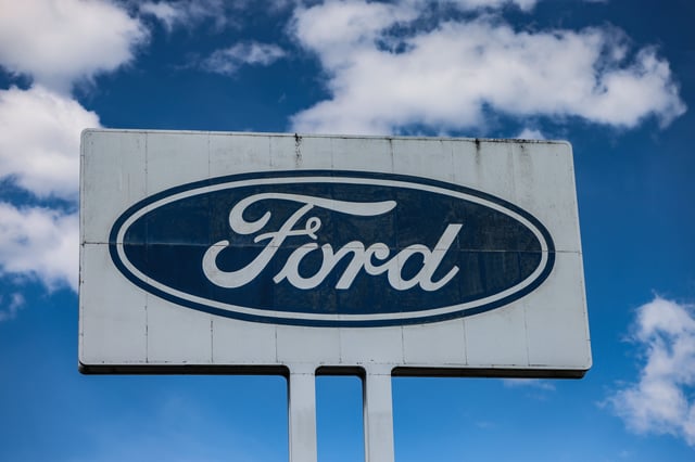 Ein Logo steht vor dem Ford Werk.