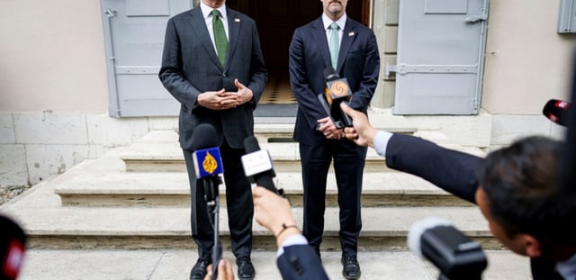 Le secrétaire au Trésor Scott Bessent (à gauche) et le représentant au Commerce Jamieson Greer parlent aux journalistes, le 11 mai 2025 à Genève