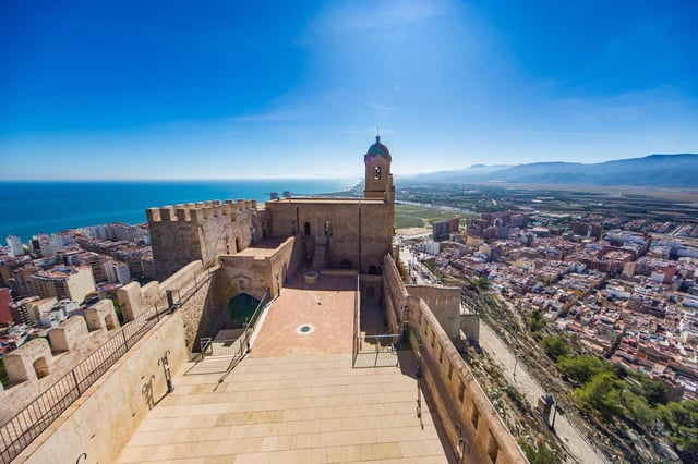 Una imagen del castillo de Cullera con la ciudad a sus pies.