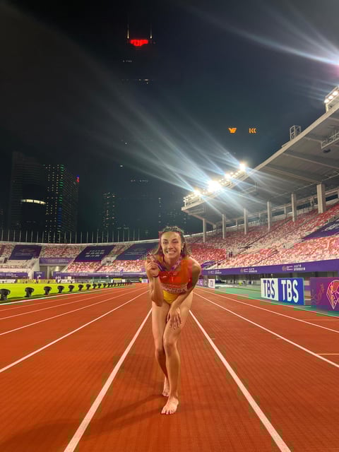 Esperança Cladera, mostrando su medalla de plata conquistada en el Mundial de Relevos en la prueba de 4x100 femeninos.