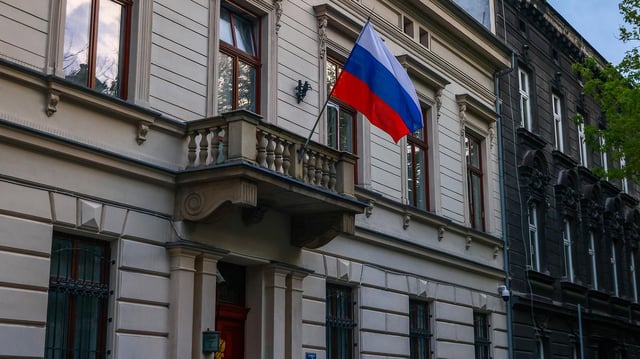 Die russische Flagge weht auf dem russischen Generalkonsulat in Krakau.