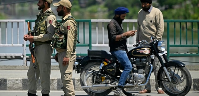 Des policiers indiens en faction à Srinagar, en Inde, près de la frontière avec le Pakistan, où le calme est revenu, le 12 mai 2025