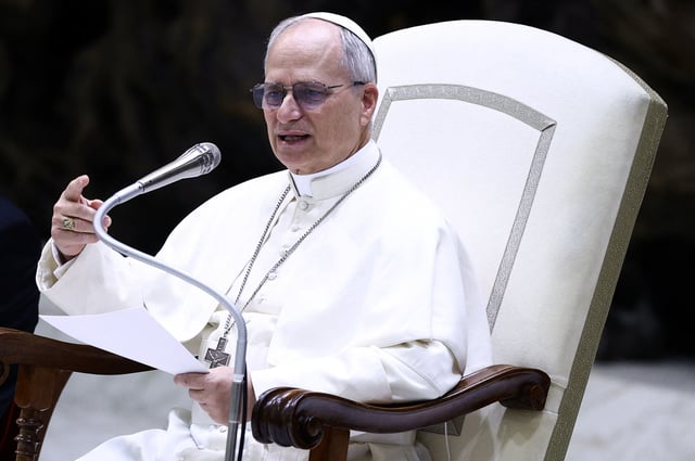 «Désarmons les mots et contribuons à désarmer la Terre», exhorte le pape Léon XIV devant les journalistes