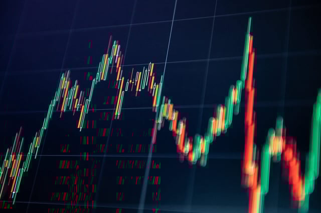 ILLUSTRATION - Der Verlauf der Dax-Kurve ist als Kerzenchart auf dem Monitor eines Laptops zu sehen.