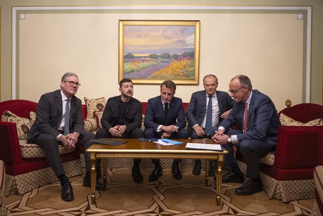 From left, British Prime Minister Keir Starmer, Ukrainian President Volodymyr Zelensky, French President Emmanuel Macron, Polish Prime Minister Donald Tusk and German Chancellor Friedrich Merz make a call to US President Donald Trump from Kyiv on Saturday.