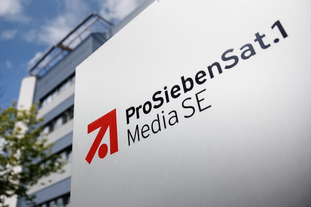 Das Unternehmenslogo der ProSiebenSat.1 Media SE ist am 23.07.2024 vor einem Bürogebäude des Medienunternehmens in Unterföhring (Bayern) zu sehen. Zum börsennotierte deutsche Medienkonzern gehören unter anderem die deutschen Free-TV-Fernsehsender ProSieben, Sat.1, Kabel Eins und Sixx.