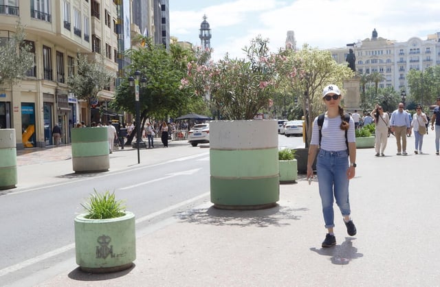 Una joven pasea por la plaza del Ayuntamiento, peatonalizada desde hace 5 años.