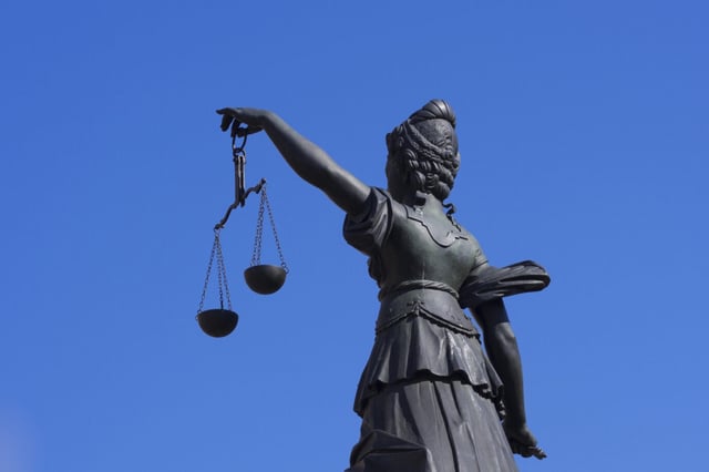 Asyl. Die Justizia auf dem Römerberg in Frankfurt am Main: Das Weisungsrecht von Justizministern gibt es in nur wenigen anderen EU-Staaten.