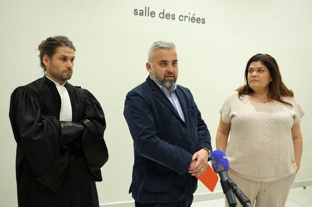Les anciens députés Raquel Garrido et Alexis Corbiere et leur avocat Xavier Sauvignet répondent aux questions des journalistes avant l’audience d’ouverture du procès du journaliste français Aziz Zemouri pour diffamation, le 14 mars 2025.