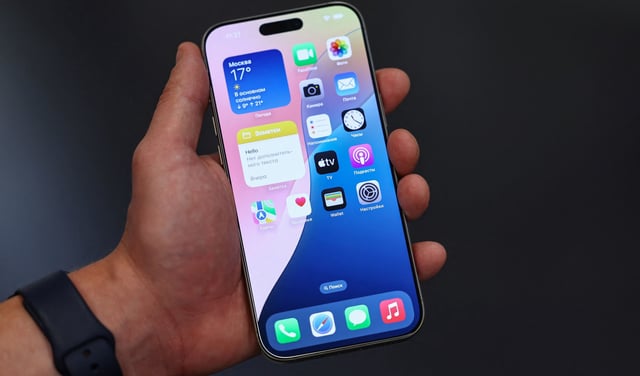 A man holds an Apple iPhone 16 Pro Max ahead of the launch of sales of the new iPhone 16 series smartphones in a store in Moscow, Russia September 20, 2024. 