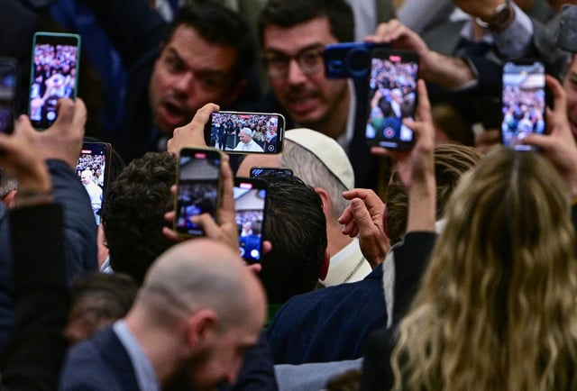 Le pape Léon XIV a rencontré les journalistes accrédités au Vatican, le 12 mai.