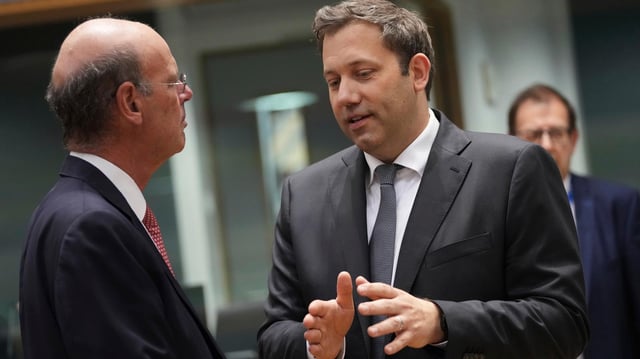 Lars Klingbeil spricht mit Eric Lombard in Brüssel.