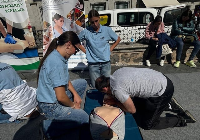 Algunos de los profesionales durante el inicio de la campaña en la plaza de Zocodover