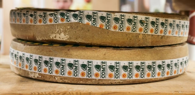 Deux meules de comté, au Salon de l'Agriculture à Paris, le 24 février 2025