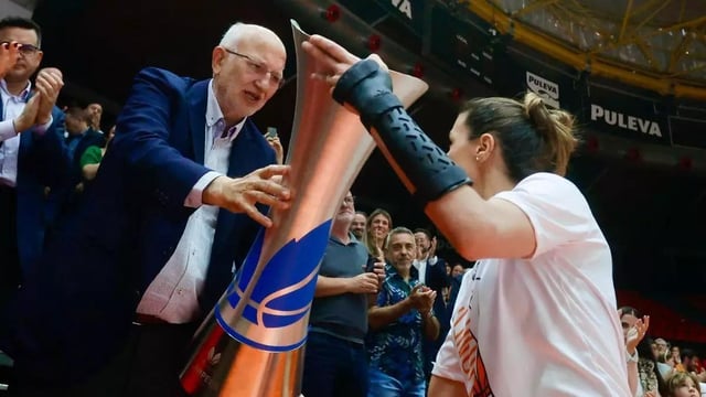  El Valencia Basket celebró este lunes en la Fonteta el título de la Liga Femenina Endesa conseguido este domingo al vencer en el segundo partido del 'play off' final al Casademont Zaragoza (63-71) y lo hizo ante más de mil aficionados. Las jugadoras y el cuerpo técnico estuvieron acompañadas por el primer equipo masculino, cuyos jugadores realizaron el tradicional pasillo de