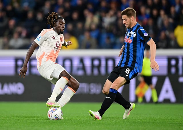 Soccer Football - Serie A - Atalanta v AS Roma - Gewiss Stadium, Bergamo, Italy - May 12, 2025 AS Roma's Manu Kone in action with Atalanta's Mario Pasalic REUTERS/Daniele Mascolo