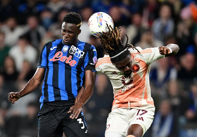 Soccer Football - Serie A - Atalanta v AS Roma - Gewiss Stadium, Bergamo, Italy - May 12, 2025 Atalanta's Odilon Kossounou in action with AS Roma's Manu Kone REUTERS/Daniele Mascolo