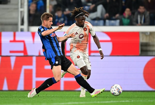 Soccer Football - Serie A - Atalanta v AS Roma - Gewiss Stadium, Bergamo, Italy - May 12, 2025 AS Roma's Manu Kone in action with Atalanta's Mario Pasalic REUTERS/Daniele Mascolo