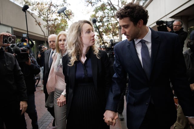 Theranos founder Elizabeth Holmes, center, and her partner, Billy Evans, right, arrive at the Robert F. Peckham Federal Building and U.S. Courthouse in San Jose, Calif., on Friday, Nov. 18, 2022. (Dai Sugano/Bay Area News Group)