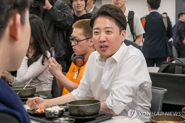 New Reform Party presidential candidate Lee Jun-seok dines with university students at a student cafeteria at Yonsei University in Seoul as part of a campaign event on May 12, 2025. (Pool photo) (Yonhap)