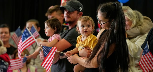 Die 50 ersten Migranten aus Südafrika werden am Flughafen in Washington in Empfang genommen