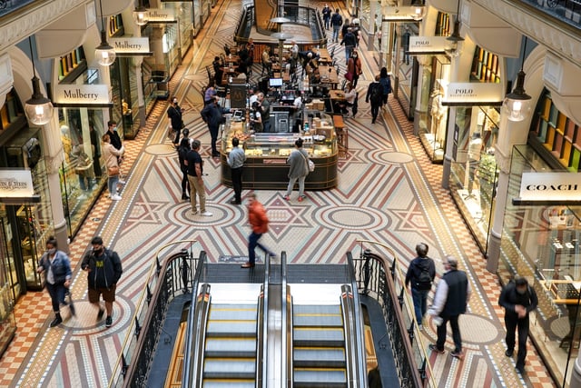 People walk through a shopping mall in Sydney, Australia, October 12, 2021.  REUTERS/Loren Elliott/File Photo