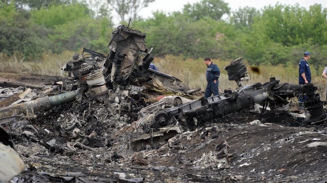 Trümmerteile des malaysischen Passagierflugzeugs MH17 sind im Osten der Ukraine zu sehen