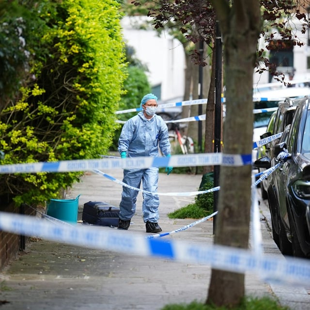 Ein Beamter der Spurensicherung ist in Kentish Town, Nordlondon, zu sehen. Die Polizei untersucht einen Brand im Haus von Sir Keir Starmer.
