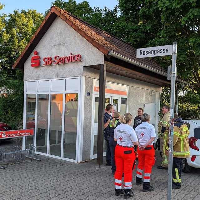 Feuerwehr befreit Mann aus Tresorraum