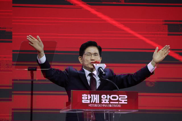 Kim Moon-soo speaks after winning the final race to choose South Korea's conservative People Power Party's candidate for upcoming presidential election during a national convention of the party, in Goyang, South Korea, May 3, 2025. REUTERS/Kim Hong-Ji/File Photo