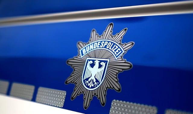 Mardi 13 mai 2025, les autorités allemandes ont annoncé des perquisitions et la dissolution du réseau complotiste et extrémiste « Royaume d’Allemagne ».