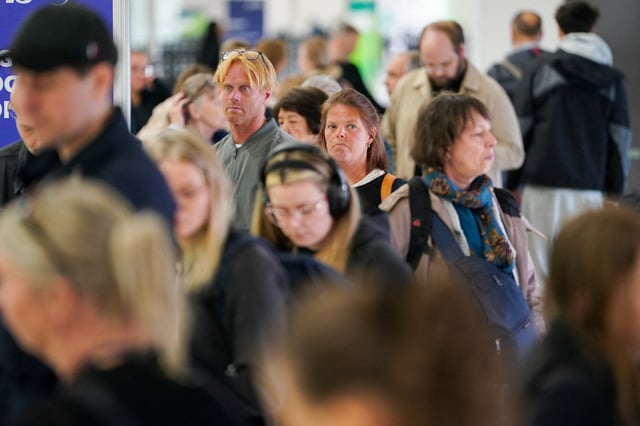 Travelers wait at a check-in terminal at Newark Liberty International Airport in Newark, New Jersey, U.S., May 9, 2025. REUTERS/David 'Dee' Delgado/File Photo