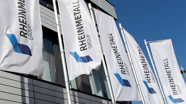 Fahnen mit dem Unternehmenslogo vor der Zentrale von Rheinmetall in Düsseldorf.