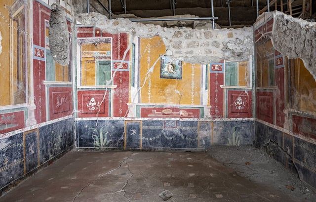 Esszimmer mit Wandbild aus dem „Haus von Helle und Phrixus“, das im Jahr 79 verschüttet wurde. © Parco archeologico di Pompei