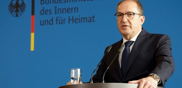 Le ministre allemand de l'Intérieur, Alexander Dobrindt, ors d'une conférence de presse, après que les autorités allemandes ont lancé plusieurs raids contre le réseau extrémiste et dissous "Royaume d'Allemagne", le 13 mai 2025 à Berlin