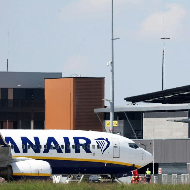 Ein Ryanair-Flugzeug während einer Bombendrohung in einem Flugzeug auf dem Flughafen Brüssel-Süd-Charleroi abgebildet 