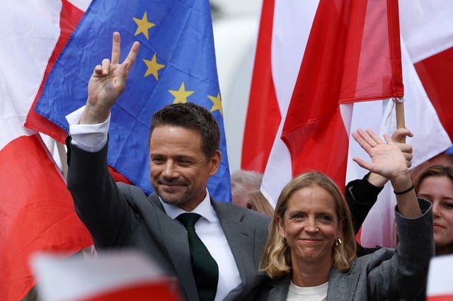 Civic Coalition presidential candidate, Warsaw Mayor Rafal Trzaskowski and his wife Malgorzata gesture during an election rally in Plock, Poland, May 11, 2025. REUTERS/Kacper Pempel