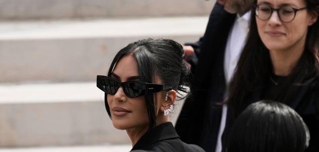 Kim Kardashian (l.) trifft in Paris ein, um über den Raub von Juwelen in Millionenhöhe aus ihrem Pariser Hotelzimmer im Jahr 2016 auszusagen