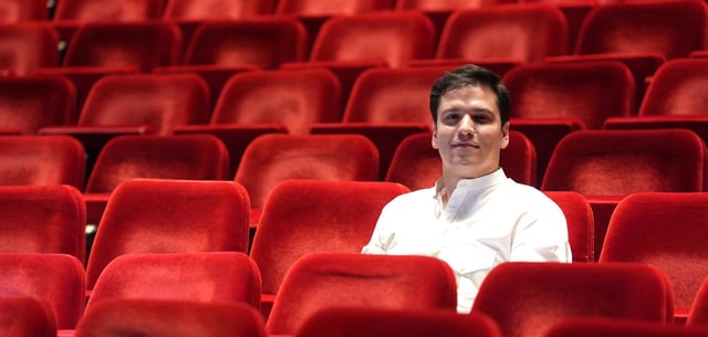 Demis Volpi ist seit Beginn der Spielzeit 2024/25 Intendant des Hamburg Ballett. Der Deutsch-Argentinier erhielt seine Tanzausbildung in Buenos Aires, Toronto und Stuttgart