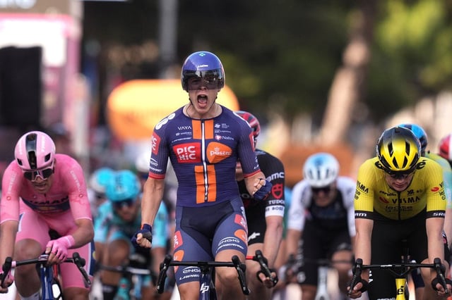 Casper van Uden se impone en la cuarta etapa del Giro.