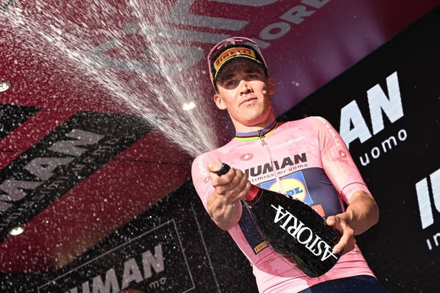 Mads Pedersen, en el podio del Giro de Italia tras la cuarta etapa.
