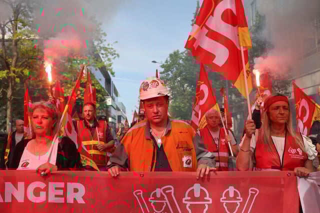 Manifestation des salariés d’Arcelor Mittal devant le siège de l’entreprise. 