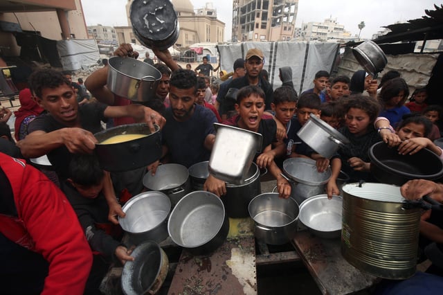 Des Palestiniens tentent d’obtenir de la nourriture dans une soupe populaire.