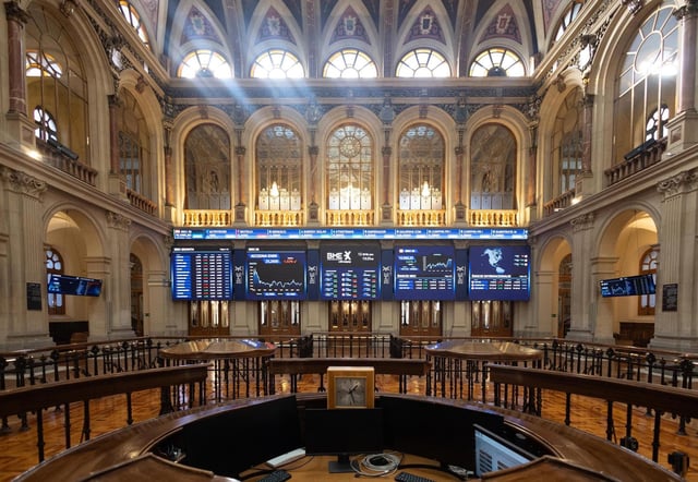 Paneles del Ibex 35, en el Palacio de la Bolsa, en Madrid (España).