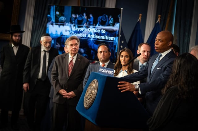 Mayor Eric Adams establishes the Mayor’s Office to Combat Antisemitism, a mayoral office dedicated to fighting antisemitism in all forms and keeping New Yorkers safe. City Hall. Tuesday, May 13, 2025. (Ed Reed/Mayoral Photography Office)