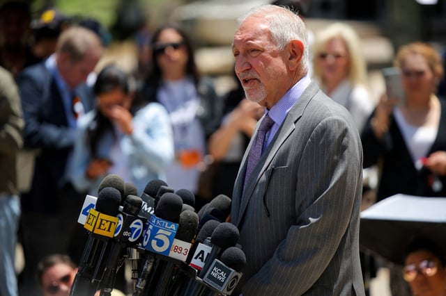 Mark Geragos, avocat de la défense d’Erik et Lyle Menendez, s’exprime près du palais de justice de Van Nuys West, à Los Angeles, le 13 mai 2025.