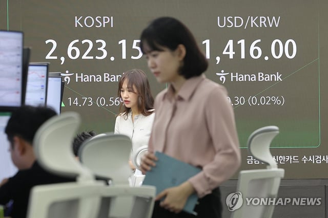 This photo shows a dealing room at Hana Bank in central Seoul on May 14, 2025. (Yonhap)