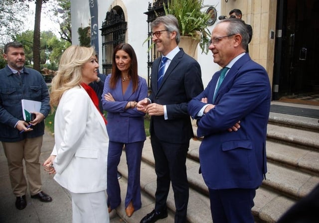 La consejera andaluza de Hacienda, Carolina España, charla este martes con sus homólogos de Valencia, Murcia y Castilla-La Mancha antes de unas jornadas celebradas en Sevilla