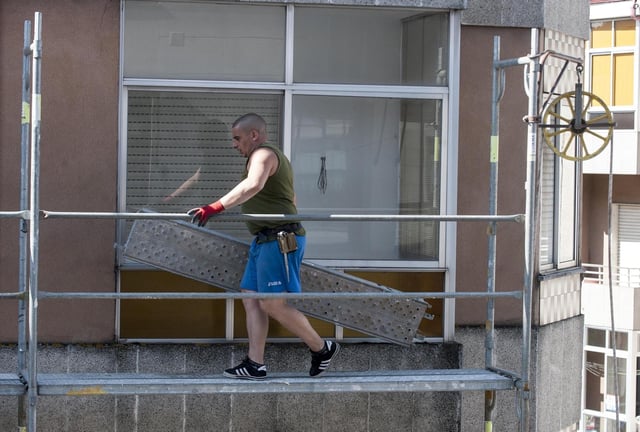 Un trabajador de la construcción en plena faena durante una obra en Vigo.